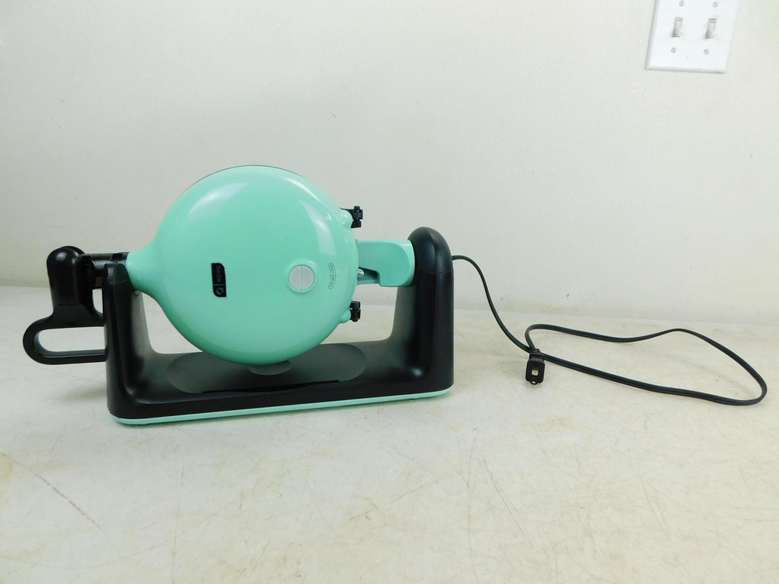 Teal Dash Flip Belgian Waffle Maker