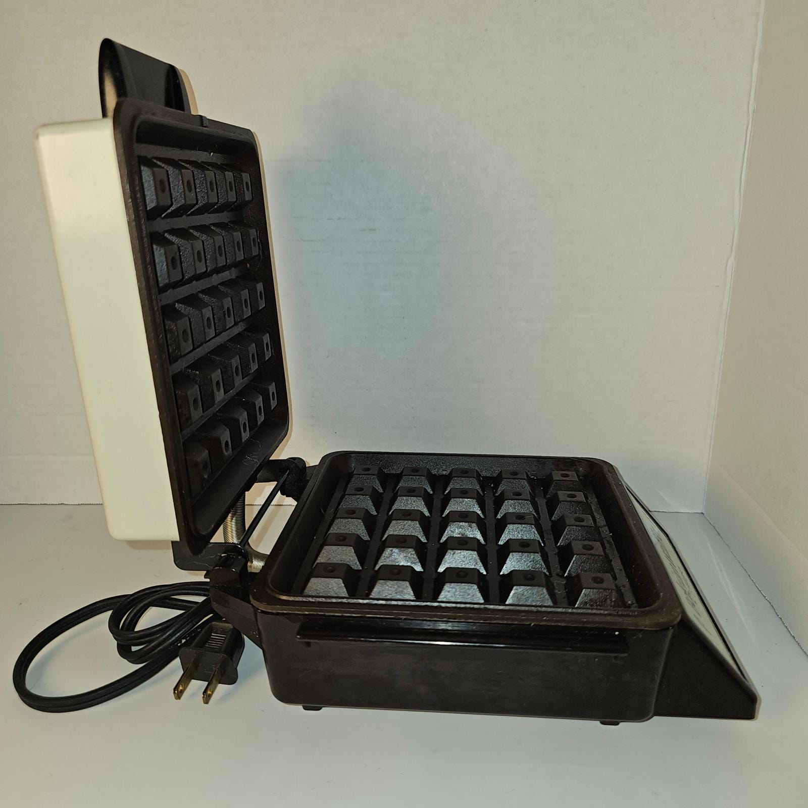 Munsey Belgian Waffler BW-2 Electric Waffle Maker
