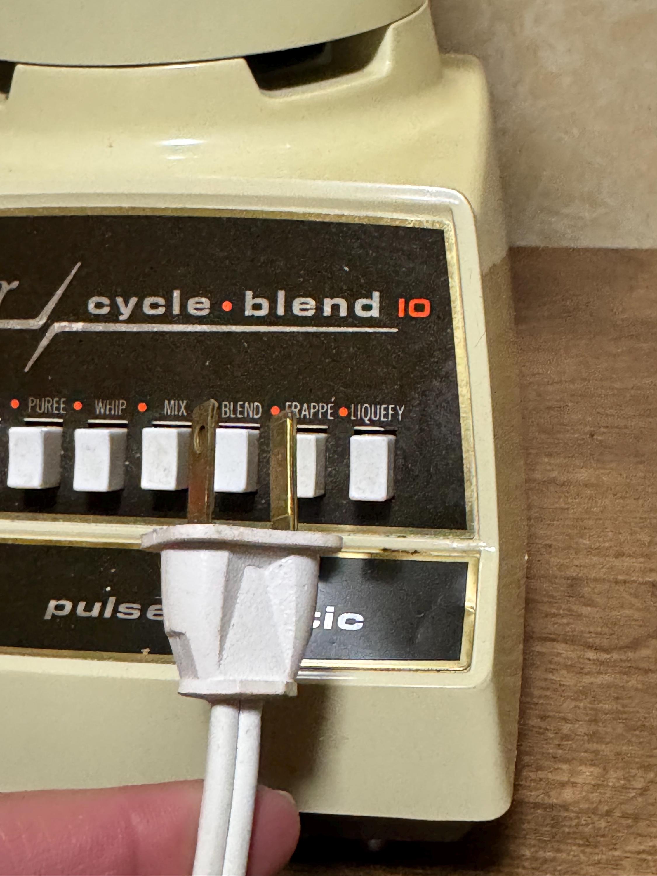 Osterizer Cycle-Blend 10-Speed 5-Cup Beige Blender